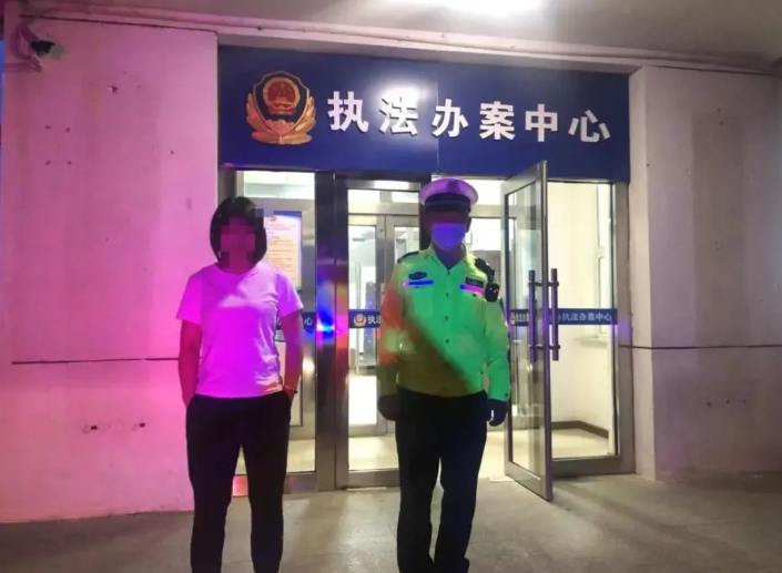 新的酒精測試儀逃避方法？酒駕還想“金蟬脫殼”？被交警識破太尷尬