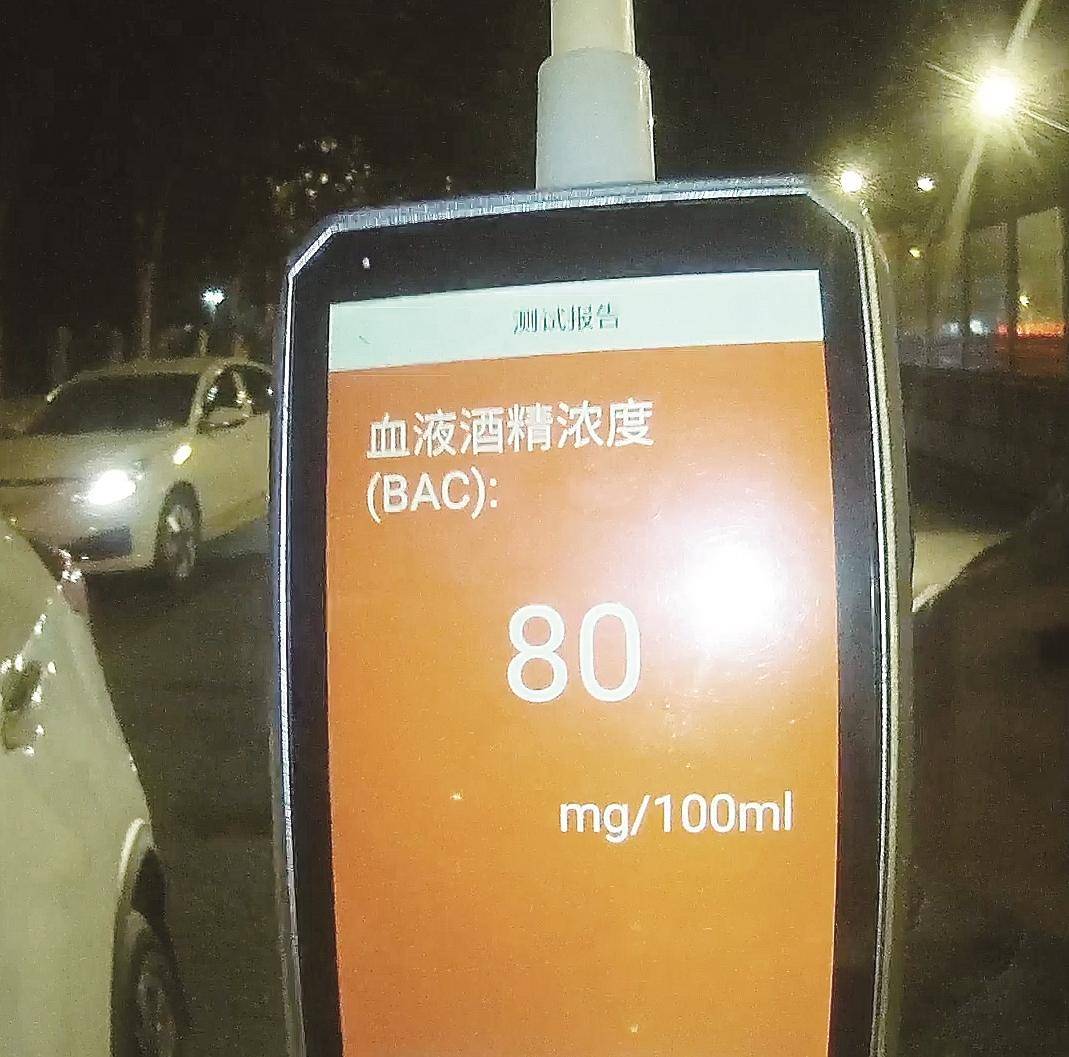 痛悔自己不該省百元代駕費 男子醉駕被查後自扇耳光 