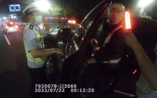 車主喝酒後找了個代駕上路了，沒想到代駕喝得比他還多