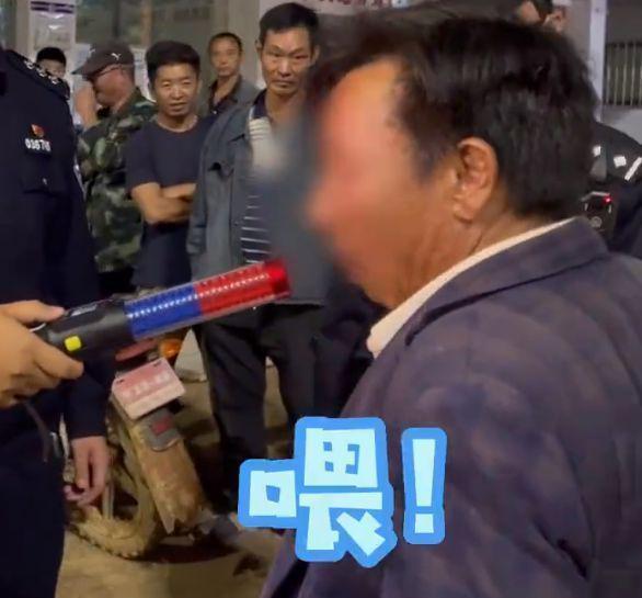 醉駕男子把酒精測試儀當話筒