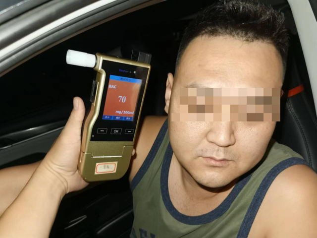 一男子喝酒看球狂歡後酒駕，三亞交警：禁駕5年！