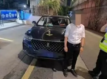 被查酒駕，他趕走代駕繼續開車，剛一轉角又碰上了執勤交警