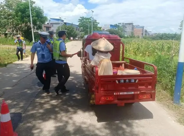 危險！飲酒、無證還違法載人，道縣交警緊急叫停