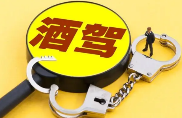 回顧：男子送中毒鄰居就醫，途中酒駕被查，交警判決引發3萬評論