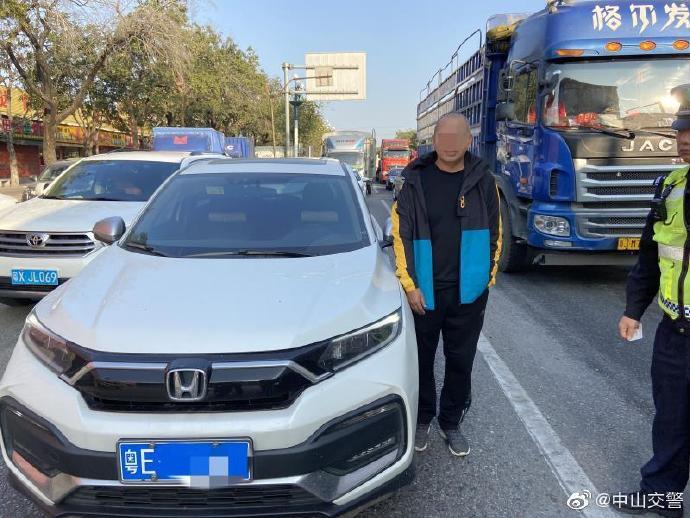 四川籍司機路口睡著了，廣東中山交警酒精檢測為醉駕