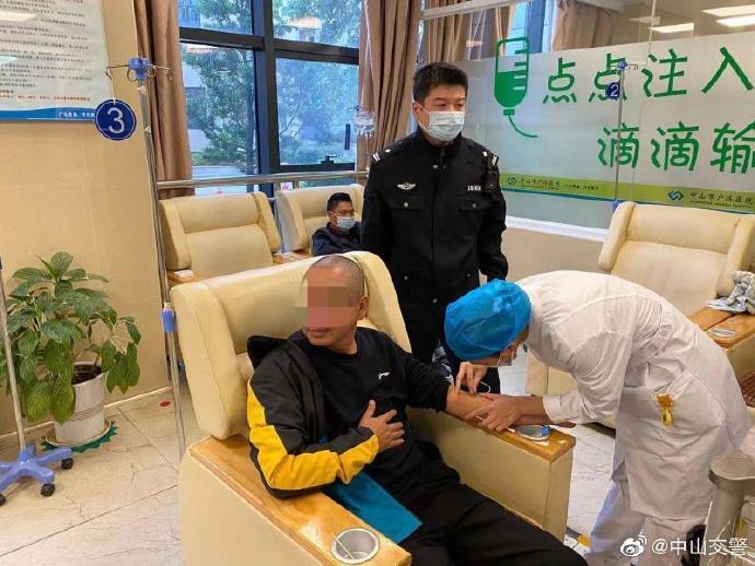 四川籍司機路口睡著了，廣東中山交警酒精檢測為醉駕