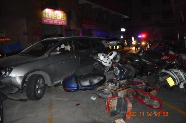 連撞15輛車！廣東中山一男子借車後醉駕，事發廣場一片狼藉