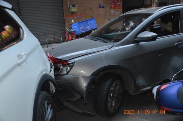 連撞15輛車！廣東中山一男子借車後醉駕，事發廣場一片狼藉