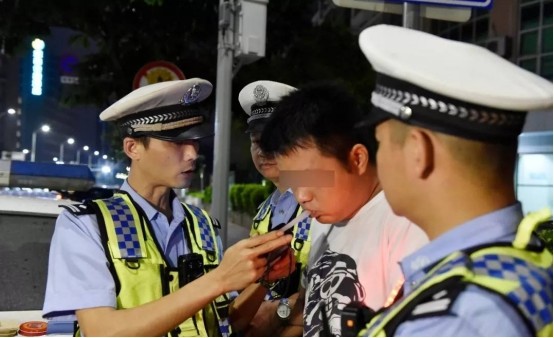 史上最短命的駕照！小夥喝酒慶祝考過駕照，隔天淩晨就因酒駕被抓