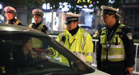 喝酒後多久可以開車,6瓶啤酒隔夜能開車麼