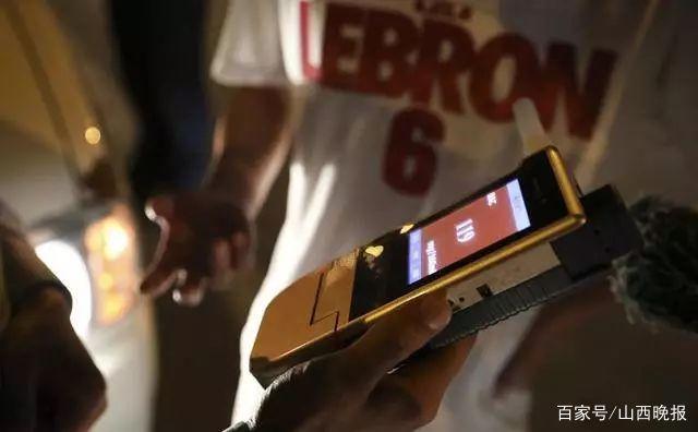 男子堅稱沒酒駕，一吹氣酒精值119！警察看到車裏這東西，放行了